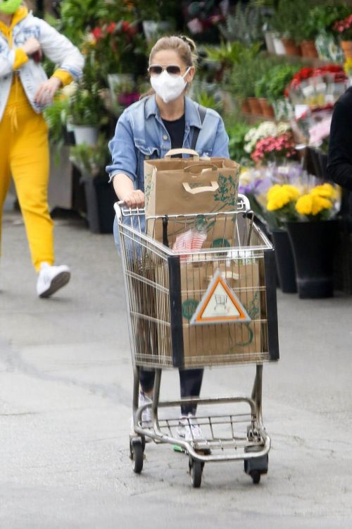 Sarah Michelle Gellar Keeps it Casual as She wears Denim Jacket and Tights during Shopping at Whole Foods in Los Angeles 02/05/2021 5