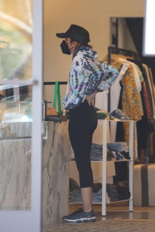 Lisa Rinna Steps Out Shopping in Los Angeles 03/21/2021 | Celebskart