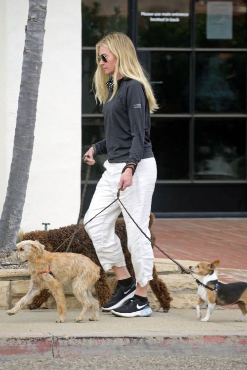 Portia de Rossi Steps Out with Her Dog in Montecito 03/22/2021 3