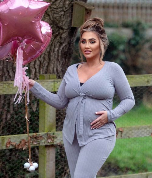 Pregnant Lauren Goodger Seen on the Set of a Photoshoot in London 03/23/2021 5