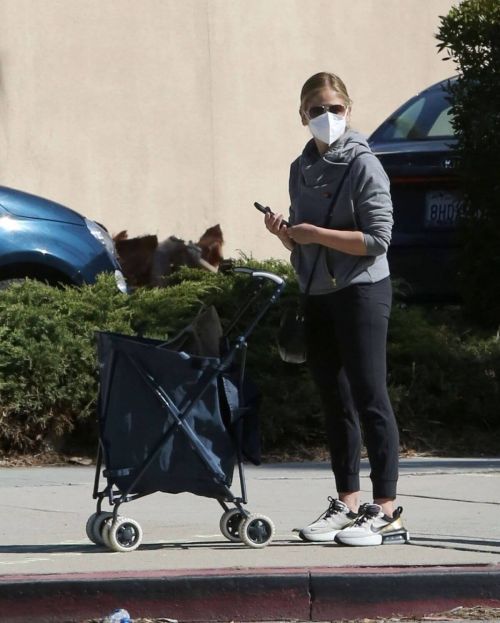 Sarah Michelle Gellar Spotted at a Farmers Market in Brentwood 03/21/2021 1
