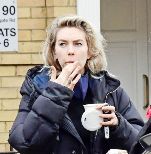 Vanessa Kirby Checking Out Georgian Style 3 Story House in London 03/20/2021 1