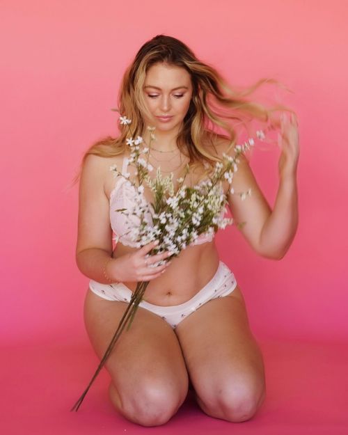 British Model Iskra Lawrence Aerie Photoshoot 04/04/2021 1