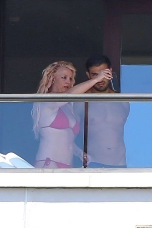 Britney Spears in Red Bikini with her boyfriend Sam Asghari at a Hotel Balcony in Hawaii 06/30/2021 3