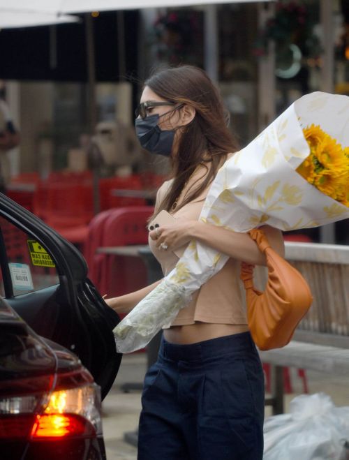 Emily Ratajkowski seen with Bouquet of Flowers in New York 06/29/2021 2