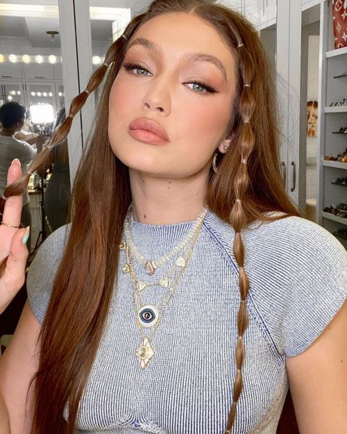 Gigi Hadid shared her poses in Makeup Room 04/26/2021 1