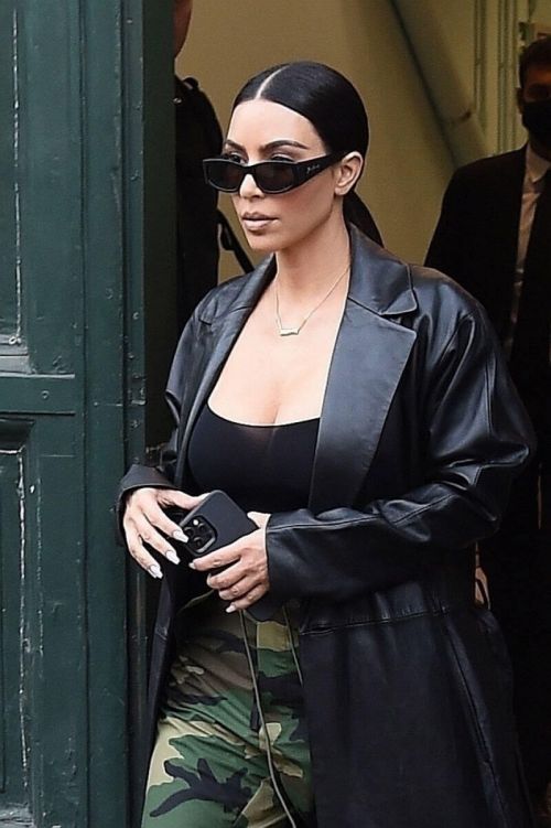 Kim Kardashian seen in Black Leather Coat during leaves her Hotel in Rome 06/30/2021 6