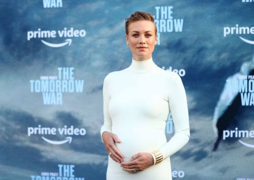 Pregnant Yvonne Strahovski attends The Tomorrow War Premiere in Los Angeles 06/30/2021 5