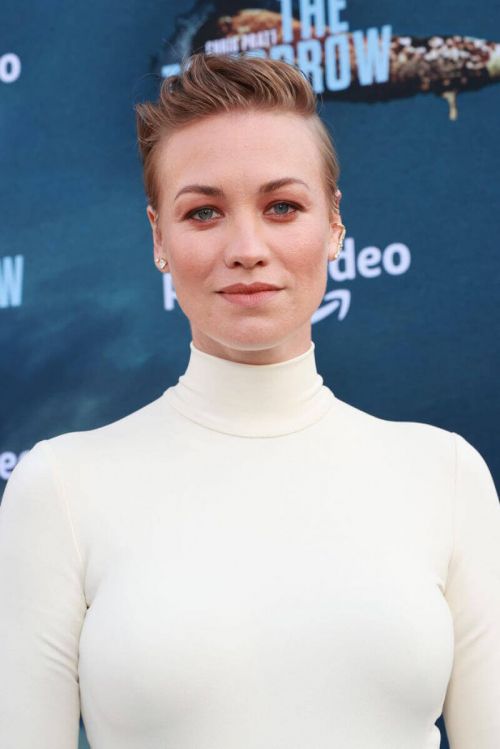 Pregnant Yvonne Strahovski attends The Tomorrow War Premiere in Los Angeles 06/30/2021 8