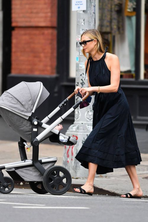 Karlie Kloss Out with Her Baby Levi Kloss in New York 08/03/2021 1