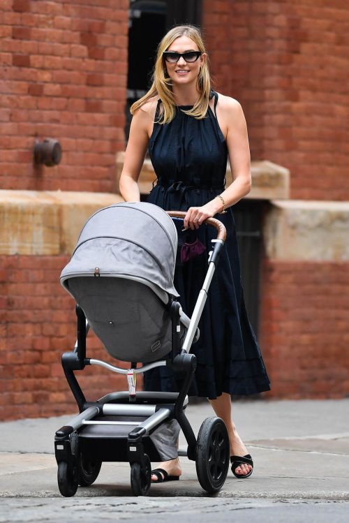 Karlie Kloss Out with Her Baby Levi Kloss in New York 08/03/2021 9