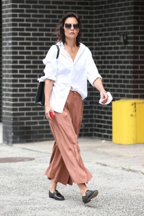 Katie Holmes in White Shirt and Brown Palazzo Out and About in New York 08/03/2021 2