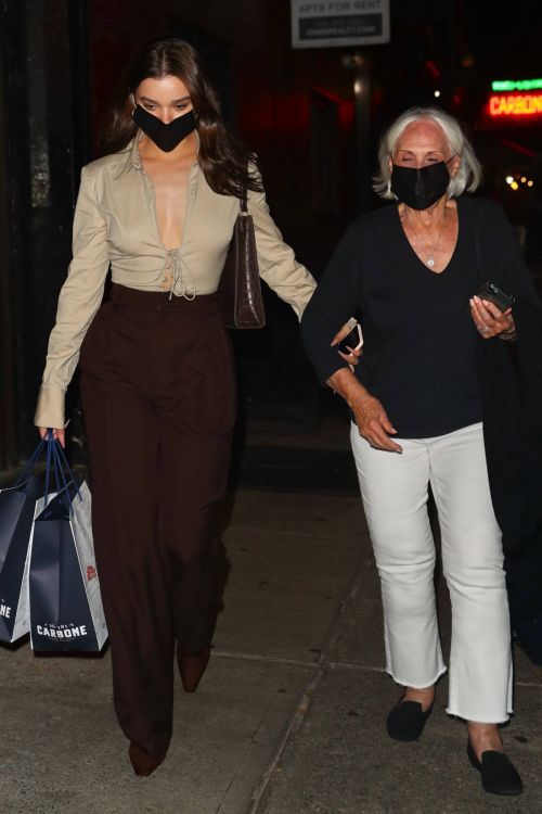 Hailee Steinfeld Seen with Her Grandmother in New York 09/14/2021 5
