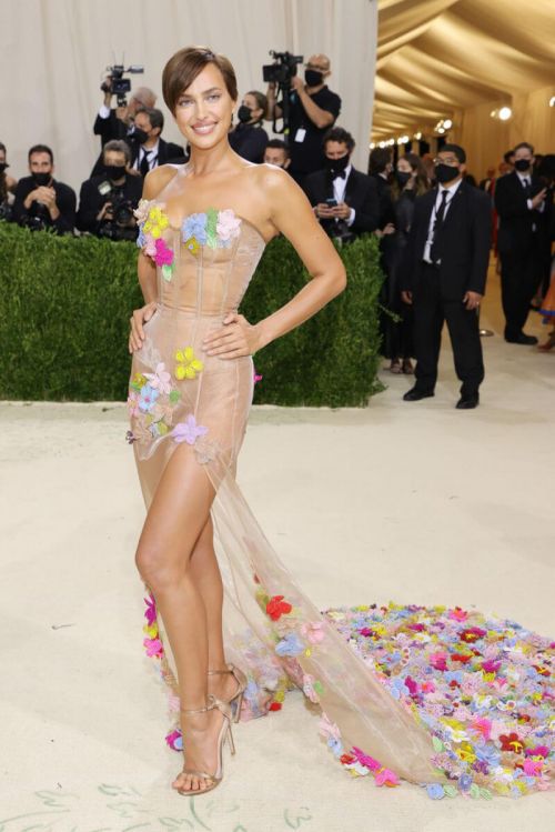 Irina Shayk Displays Her Figure in a Nude Moschino Dress at 2021 Met Gala 09/13/2021 5