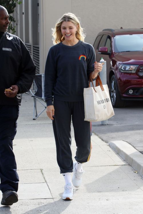 Amanda Kloots arrives at Dance Practice in Los Angeles 11/19/2021 1