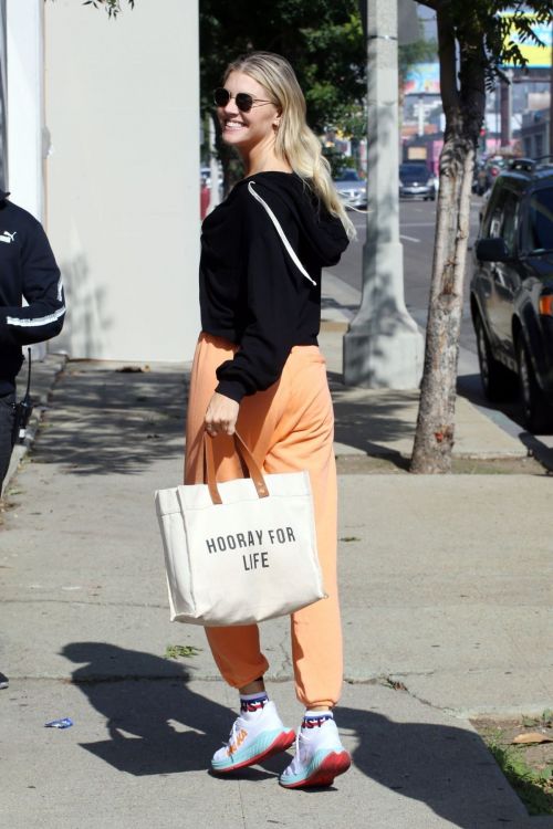 Amanda Kloots arrives at Dance Studio in Los Angeles 11/05/2021 1