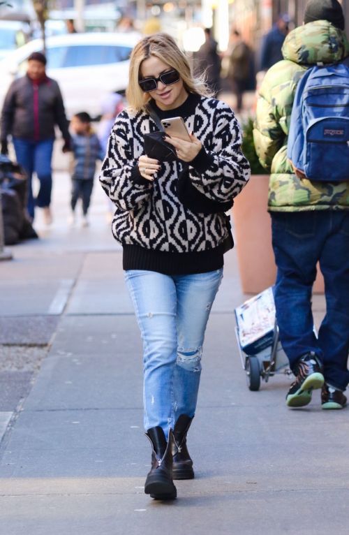 Kate Hudson in Denim and Black and White Sweater Out in New York 11/05/2021 5