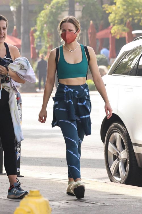 Kristen Bell flashes her abs After Leaves a Gym Session in Los Angeles 11/19/2021 2