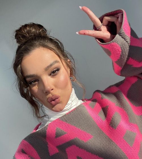 Hailee Steinfeld seen in Monogram Oversized Designed by Marc Jacobs, November 2021 6