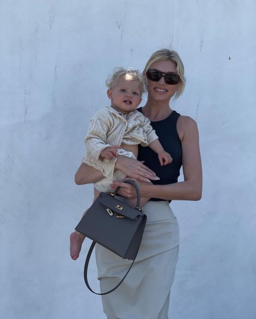 Elsa Hosk day out with Her baby Tuulikki Joan Daly, April 2022 1