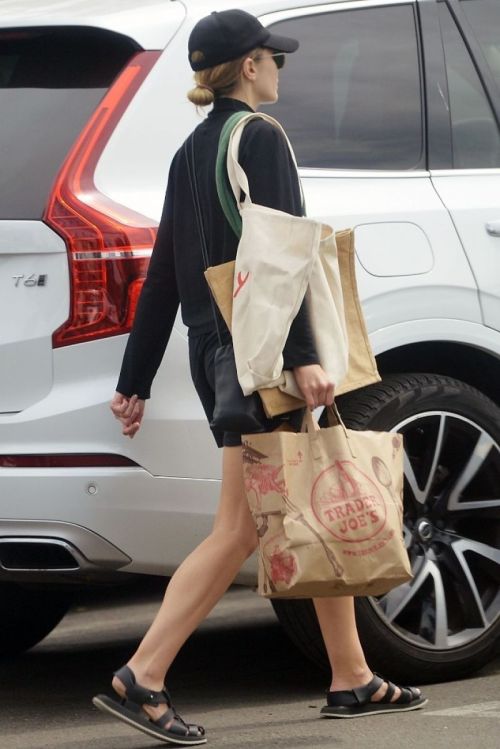 Elizabeth Olsen Day Out Shopping for Groceries in Los Angeles, Sep 2022 3