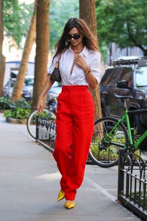 Emily Ratajkowski Day Out in White and Red Outfit in New York, Sep 2022 6