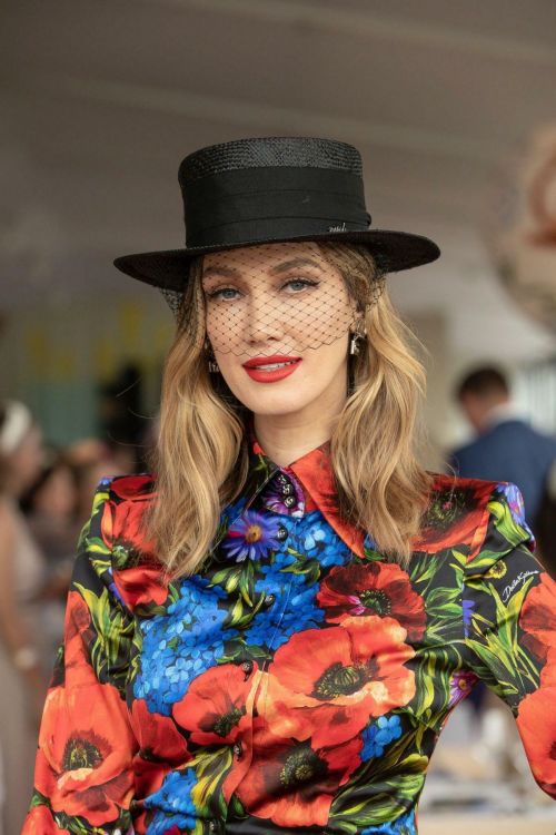 Delta Goodrem wears fascinator hat