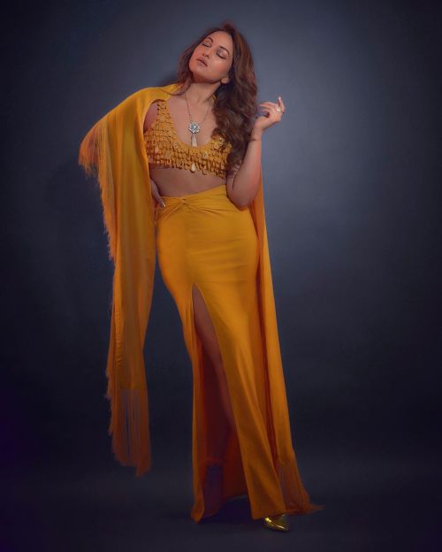 Sonakshi Sinha seen in Yellow Outfit Designed by Arpita Mehta Photos, Mar 2023 2