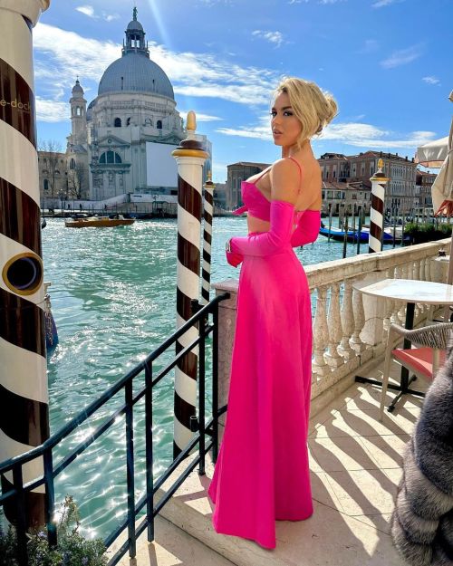 Tallia Storm show her toned figure in Pink Dress at Palazzo Albrizzi - Capello, Venice, Mar 2023 3