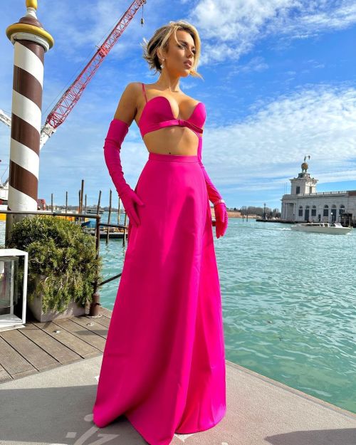Scottish singer Tallia Storm looking elegant and sophisticated in a floor-length Pink Dress with a thigh-high slit at Palazzo Albrizzi-Capello in Venice
