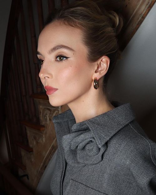 Jodie Comer Stuns in Grey Outfit on Instagram 1