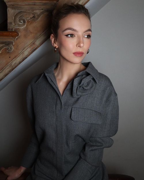 Jodie Comer Stuns in Grey Outfit on Instagram 2