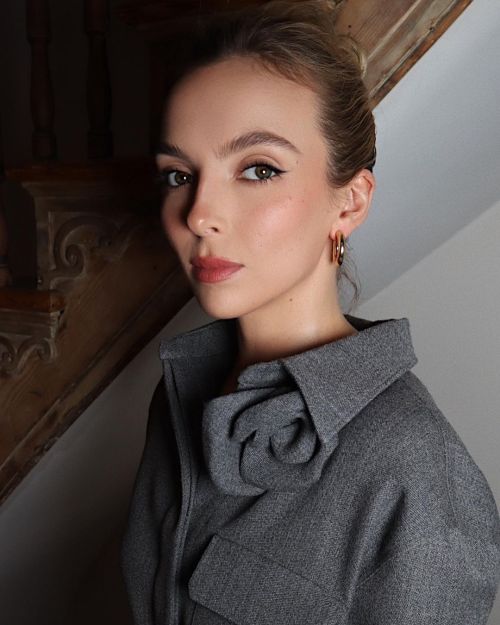 Jodie Comer Stuns in Grey Outfit on Instagram 3