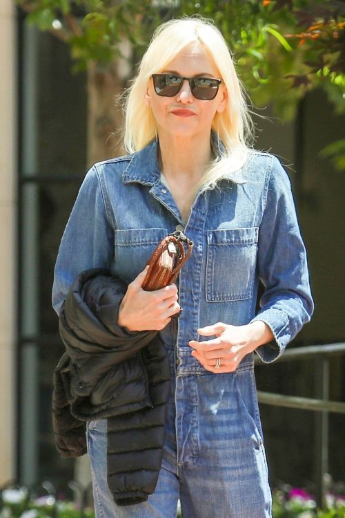 Anna Faris on a Coffee Date with Friends in Los Angeles 07/20/2023 1