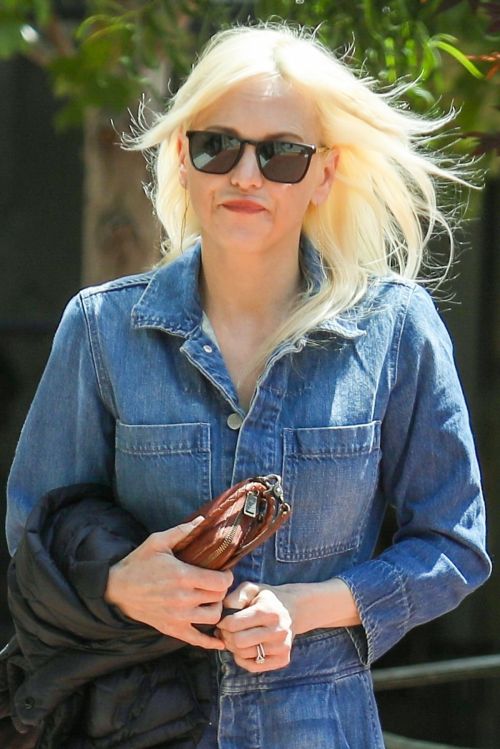 Anna Faris on a Coffee Date with Friends in Los Angeles 07/20/2023 3