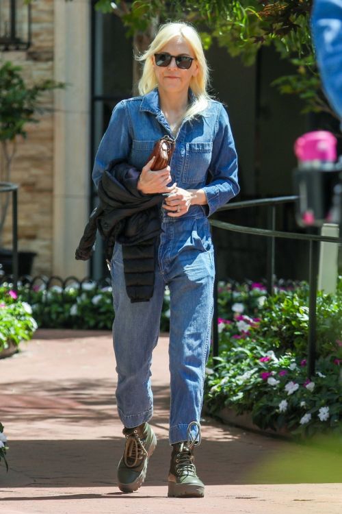 Anna Faris on a Coffee Date with Friends in Los Angeles 07/20/2023 4