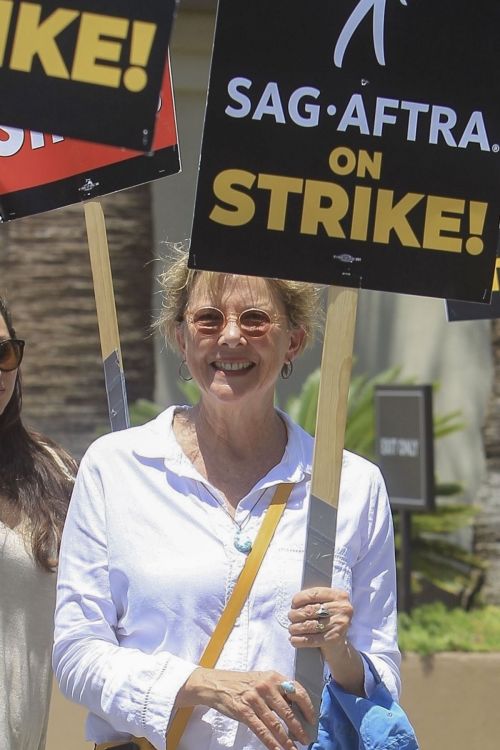 Annette Bening Supporting SAG Strike at Paramount in Hollywood 07/21/2023 1