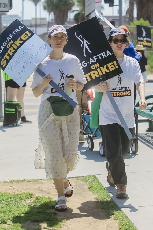 Elizabeth Reaser at SAG-AFTRA Strike in Los Angeles 2