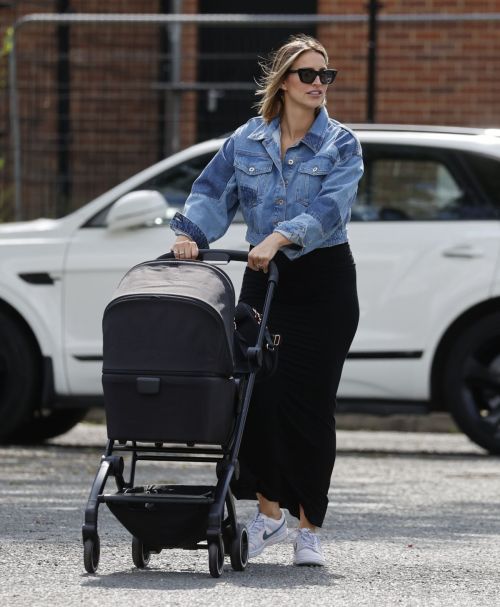 Ferne McCann and Lorri Haines Out with Their Baby in Essex 4