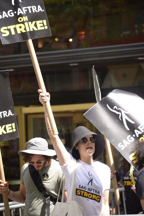 Jaimie Alexander Supports SAG-AFTRA Picket Line in New York 4