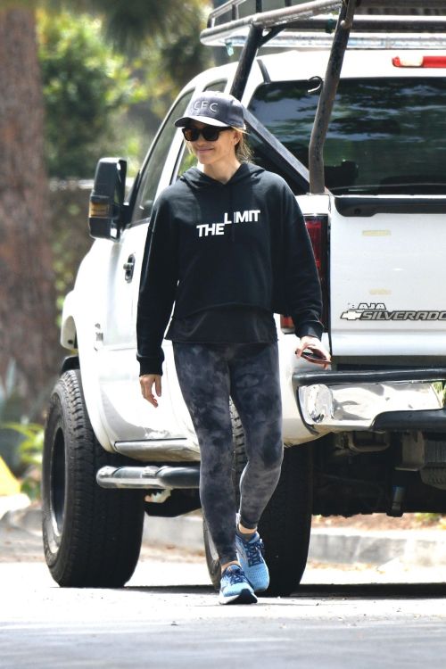 Jennifer Garner Out on Morning Walk in Brentwood