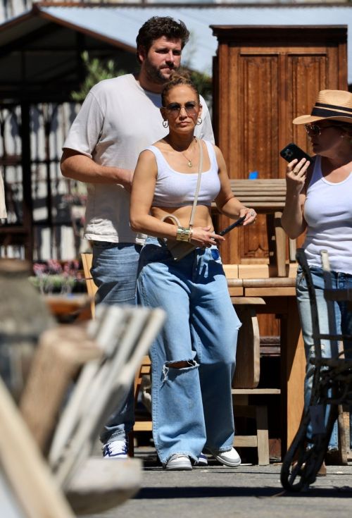 Jennifer Lopez Shopping at Big Daddy Antiques Furniture Store in Los Angeles 4