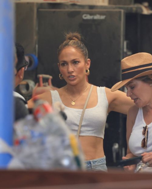 Jennifer Lopez Shopping at Big Daddy Antiques Furniture Store in Los Angeles 5