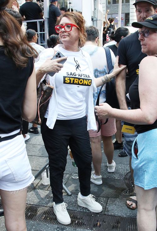 Joely Fisher at Rock the City for a Fair Contract Rally at Times Square in New York 1