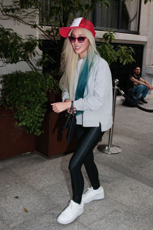 Melissa Reese Arrives at Her Hotel in Paris 07/12/2023 2