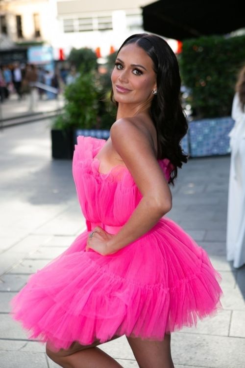 Olivia Hawkins Steals the Spotlight at Barbie Premiere in London with a Dazzling Pink Dress and Flawless Hairstyle! 3