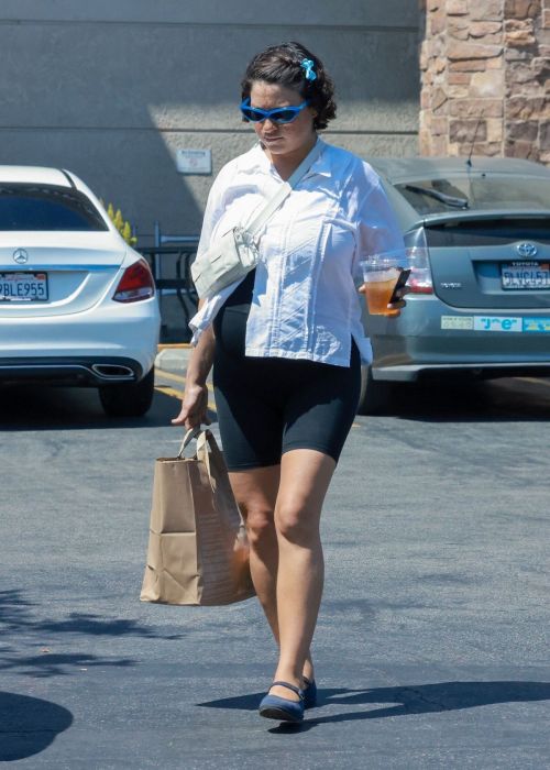 Pregnant Alia Shawkat Shopping at Gelson Market in Los Feliz