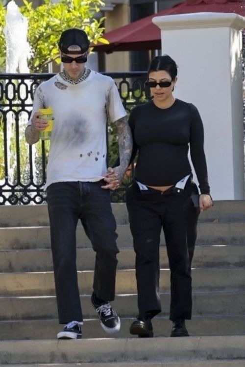 Pregnant Kourtney Kardashian and Travis Barker 1