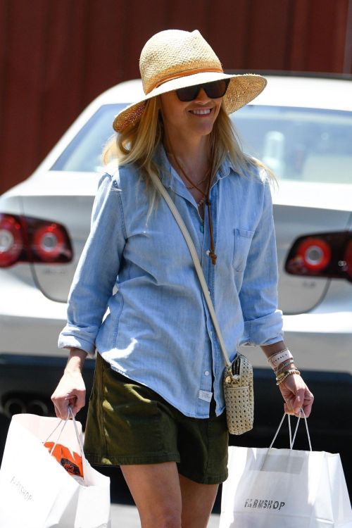 Reese Witherspoon Out for Grocery Shopping at Brentwood Country Mart 07/25/2023 3