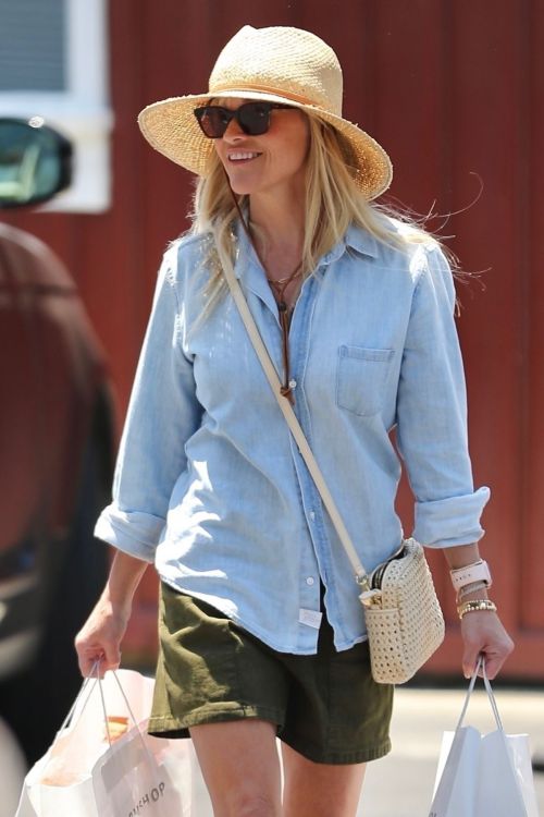 Reese Witherspoon Out for Grocery Shopping at Brentwood Country Mart 07/25/2023 7